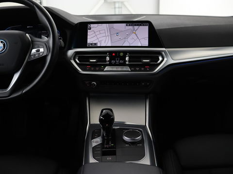 BMW 3-serie 320e xDrive Sport Line | LaserLight | Stoelverwarming | Trekhaak | Sportstoelen | Live Cockpit | Carplay | Half leder | Navigatie | Park Assist | Sfeerverlichting