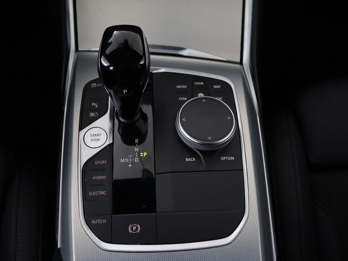 BMW 3-serie 320e xDrive Sport Line | LaserLight | Stoelverwarming | Trekhaak | Sportstoelen | Live Cockpit | Carplay | Half leder | Navigatie | Park Assist | Sfeerverlichting