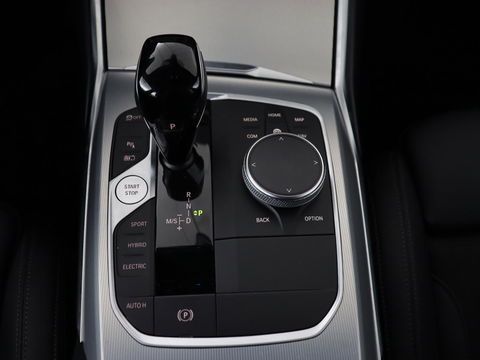 BMW 3-serie 320e xDrive Sport Line | LaserLight | Stoelverwarming | Trekhaak | Sportstoelen | Live Cockpit | Carplay | Half leder | Navigatie | Park Assist | Sfeerverlichting