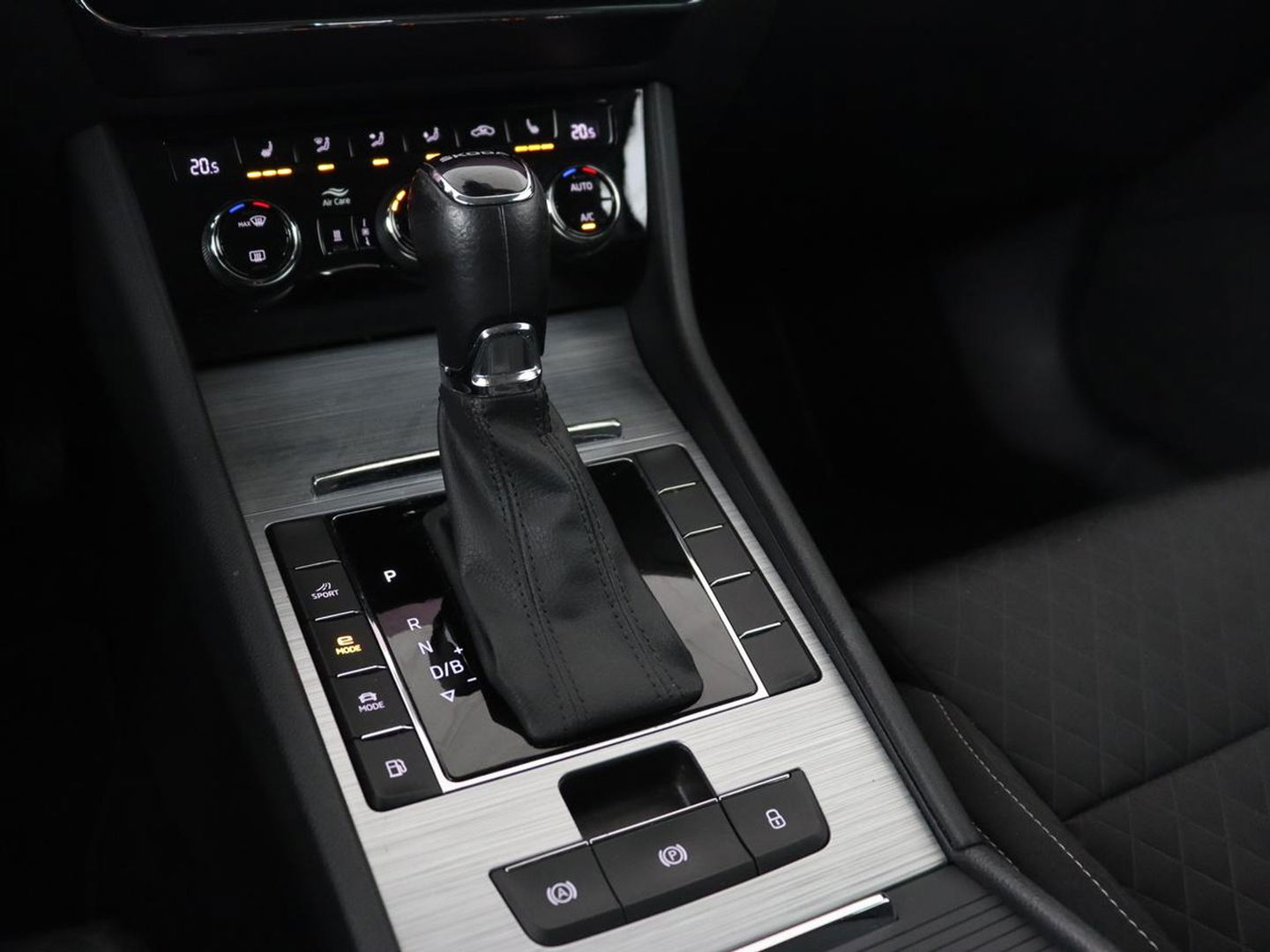 Škoda Superb 1.4 TSI iV Business Edition | Trekhaak | Stoelverwarming | Adaptive cruise | Carplay | Virtual Cockpit | Full LED | Keyless | Navigatie