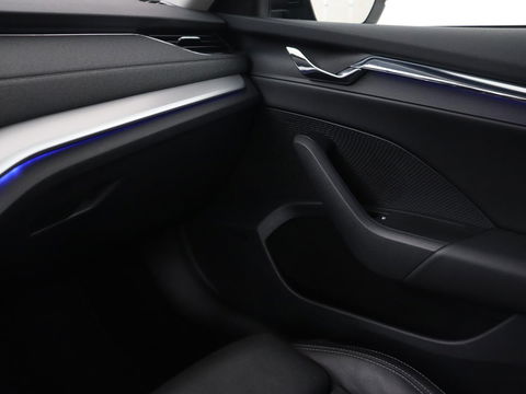 Škoda Octavia 1.4 TSI iV Style | Stoelventilatie | Panoramadak | Head-Up | Leder | Adaptive cruise | Massage | 19'' | Adaptive cruise | Camera | Sfeerverlichting | Memory | Achterbankverwarming | Virtual Cockpit