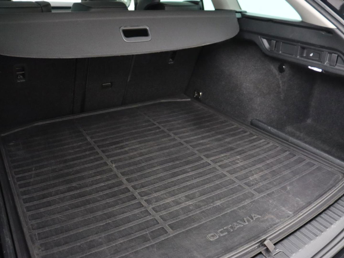 Škoda Octavia 1.4 TSI iV Style | Stoelventilatie | Panoramadak | Head-Up | Leder | Adaptive cruise | Massage | 19'' | Adaptive cruise | Camera | Sfeerverlichting | Memory | Achterbankverwarming | Virtual Cockpit