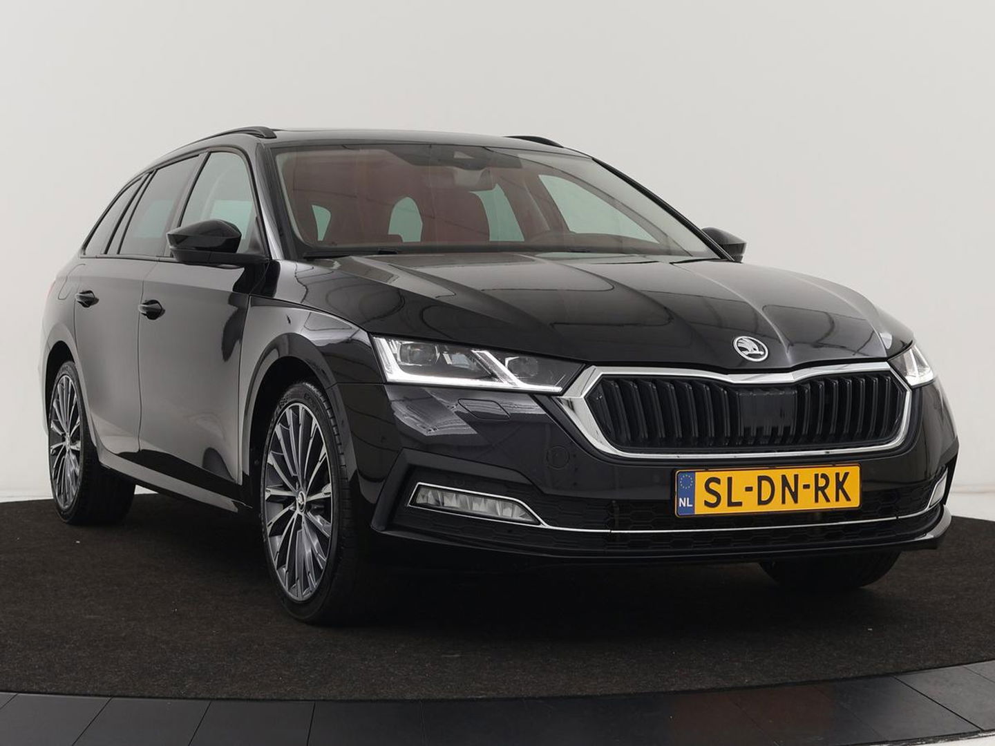 Škoda Octavia 1.4 TSI iV Style | Stoelventilatie | Panoramadak | Head-Up | Leder | Adaptive cruise | Massage | 19'' | Adaptive cruise | Camera | Sfeerverlichting | Memory | Achterbankverwarming | Virtual Cockpit