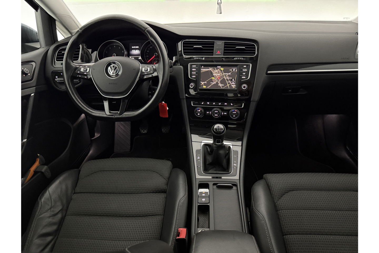 Volkswagen Golf 1.2 TSI Camera Trekhaak Clima Cruise Massagestoel Navi PDC 17''LMV