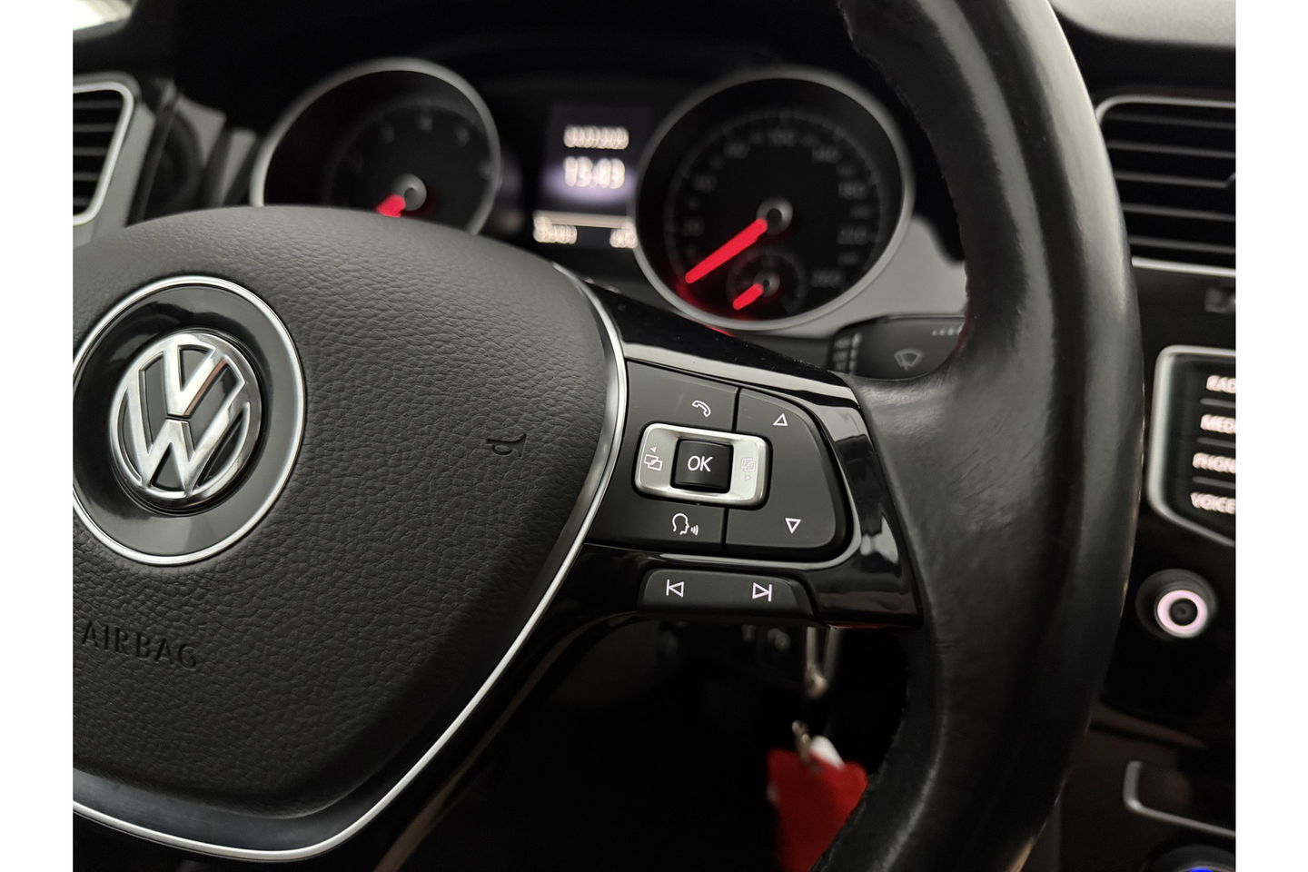 Volkswagen Golf 1.2 TSI Camera Trekhaak Clima Cruise Massagestoel Navi PDC 17''LMV