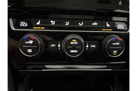 Volkswagen Golf 1.2 TSI Camera Trekhaak Clima Cruise Massagestoel Navi PDC 17''LMV