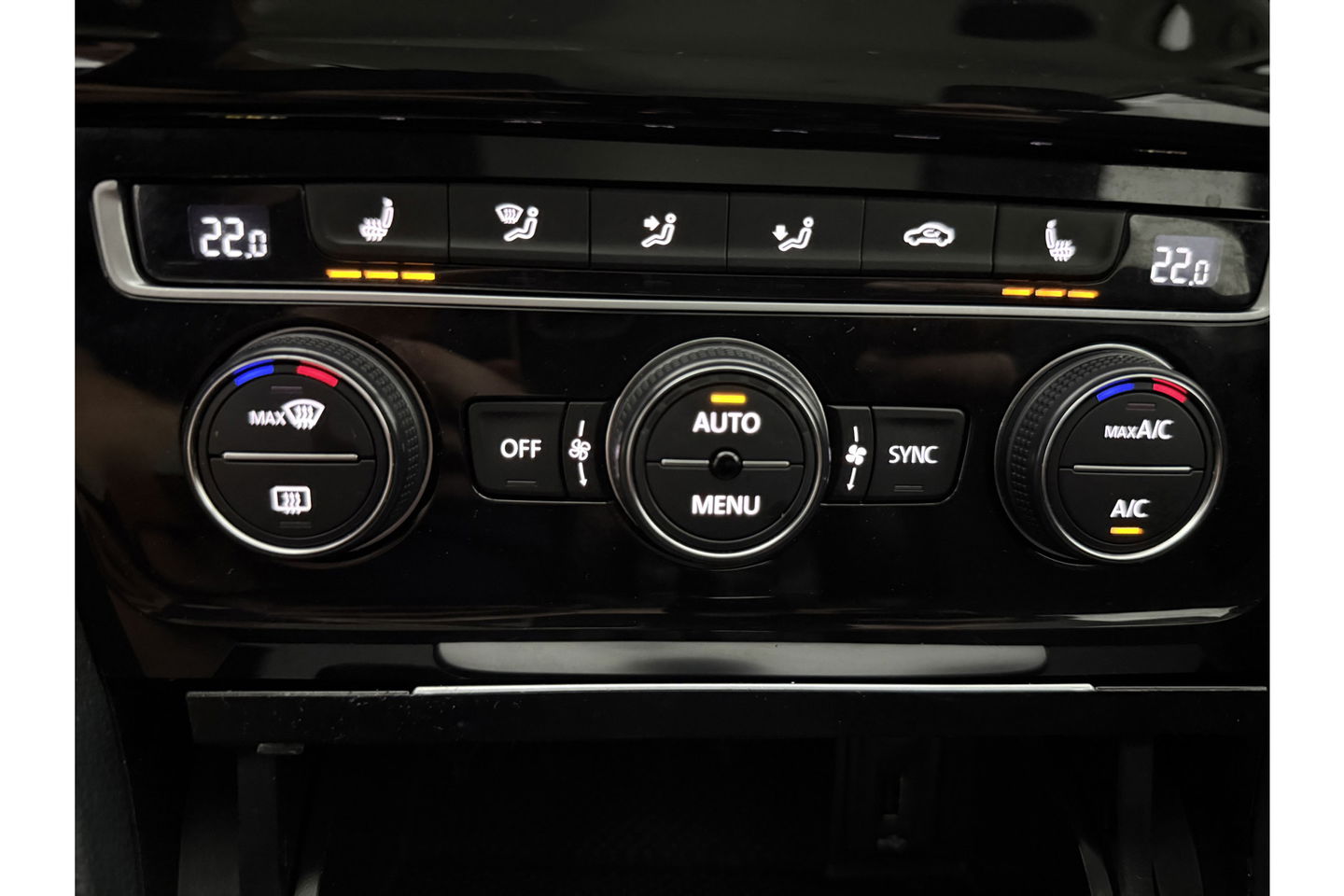 Volkswagen Golf 1.2 TSI Camera Trekhaak Clima Cruise Massagestoel Navi PDC 17''LMV