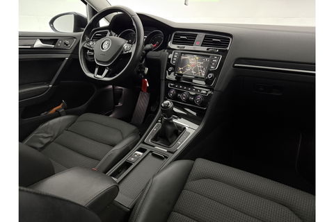 Volkswagen Golf 1.2 TSI Camera Trekhaak Clima Cruise Massagestoel Navi PDC 17''LMV