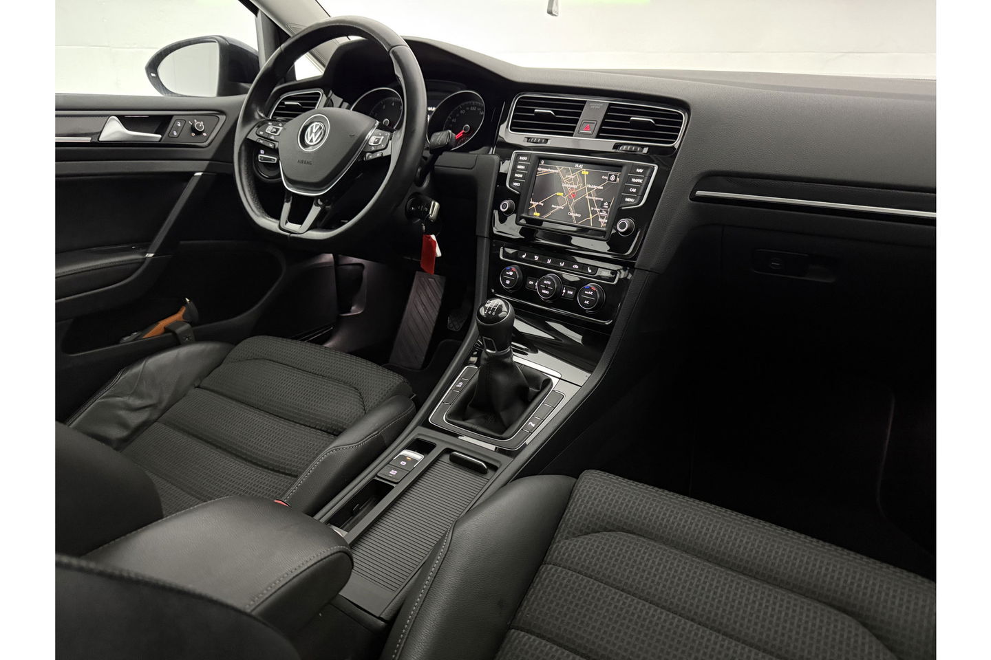 Volkswagen Golf 1.2 TSI Camera Trekhaak Clima Cruise Massagestoel Navi PDC 17''LMV