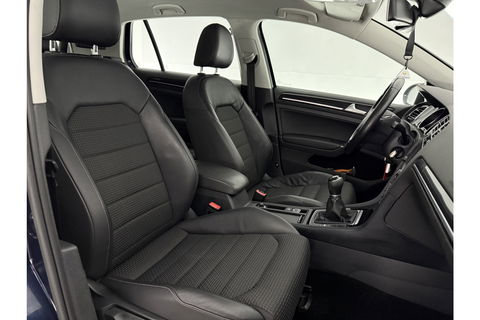 Volkswagen Golf 1.2 TSI Camera Trekhaak Clima Cruise Massagestoel Navi PDC 17''LMV