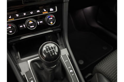 Volkswagen Golf 1.2 TSI Camera Trekhaak Clima Cruise Massagestoel Navi PDC 17''LMV