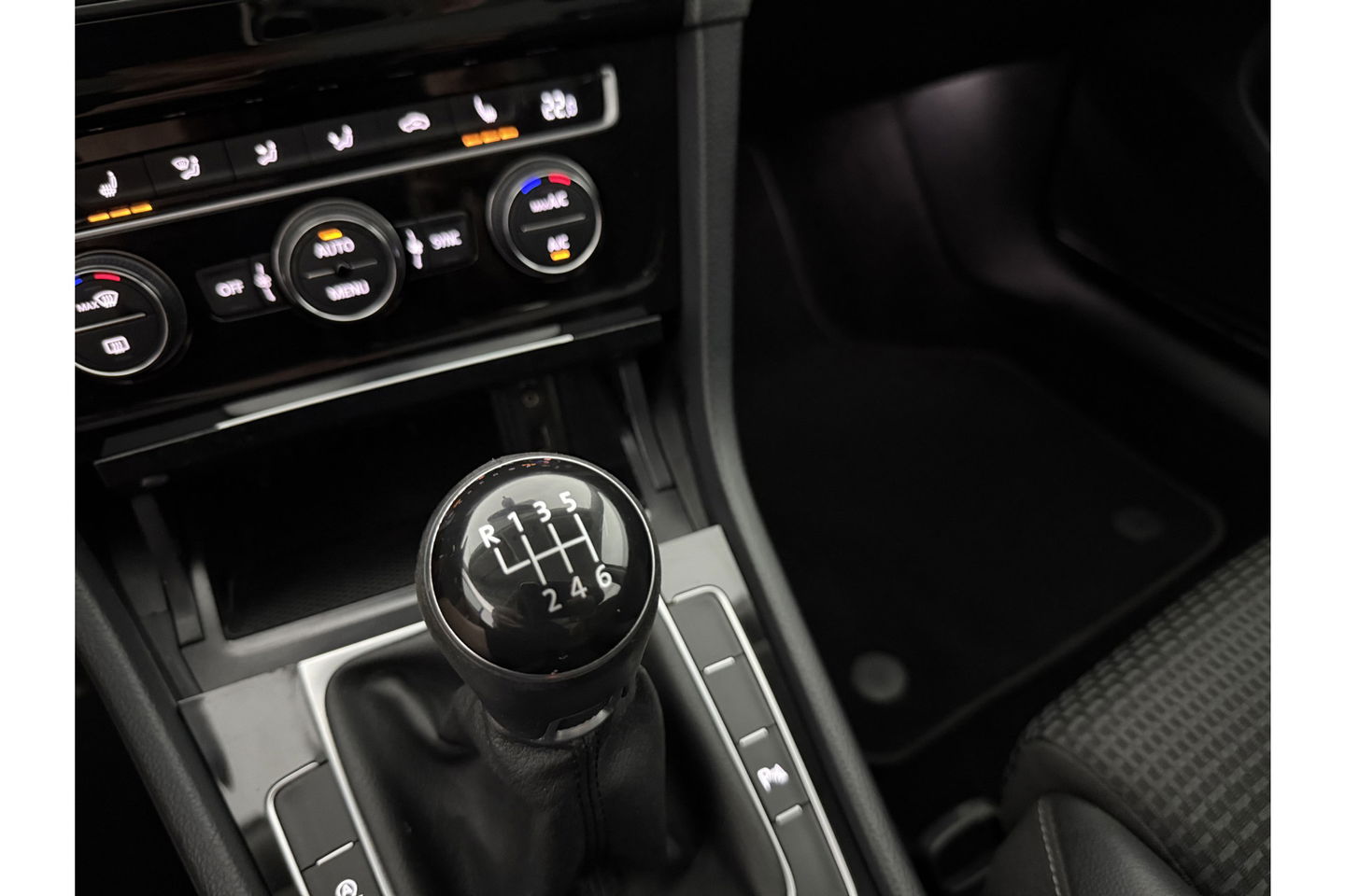 Volkswagen Golf 1.2 TSI Camera Trekhaak Clima Cruise Massagestoel Navi PDC 17''LMV