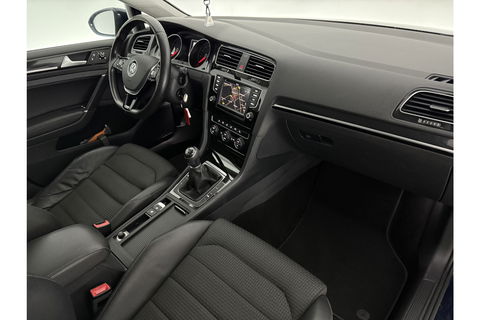 Volkswagen Golf 1.2 TSI Camera Trekhaak Clima Cruise Massagestoel Navi PDC 17''LMV