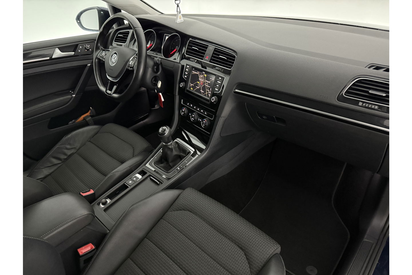 Volkswagen Golf 1.2 TSI Camera Trekhaak Clima Cruise Massagestoel Navi PDC 17''LMV