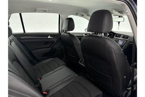 Volkswagen Golf 1.2 TSI Camera Trekhaak Clima Cruise Massagestoel Navi PDC 17''LMV
