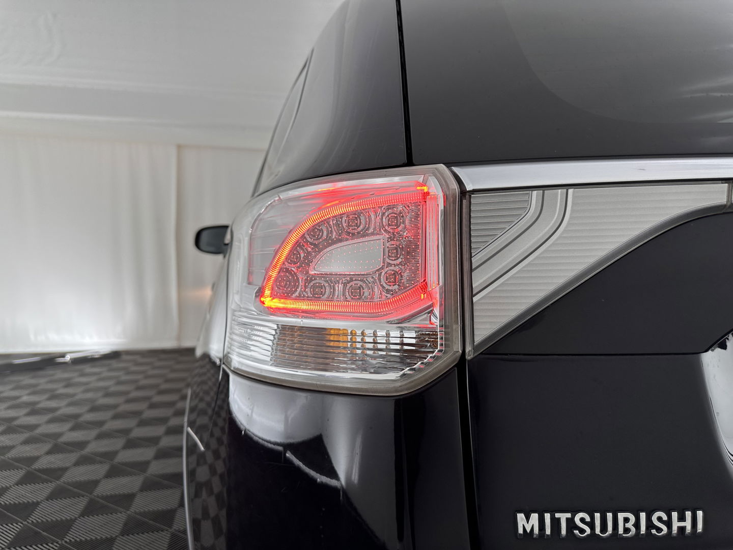 Mitsubishi Outlander 2.0 PHEV Business Edition X-Line Aut. *1/2LEATHER | NAVI-FULLMAP | KEYLESS | CAMERA | COMFORT-SEATS | ECC | PDC | CRUISE | 17''ALU | TOWBAR*