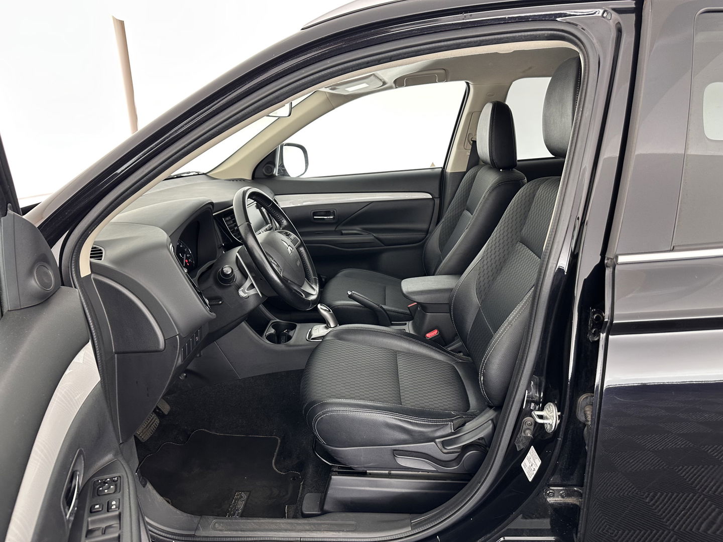 Mitsubishi Outlander 2.0 PHEV Business Edition X-Line Aut. *1/2LEATHER | NAVI-FULLMAP | KEYLESS | CAMERA | COMFORT-SEATS | ECC | PDC | CRUISE | 17''ALU | TOWBAR*