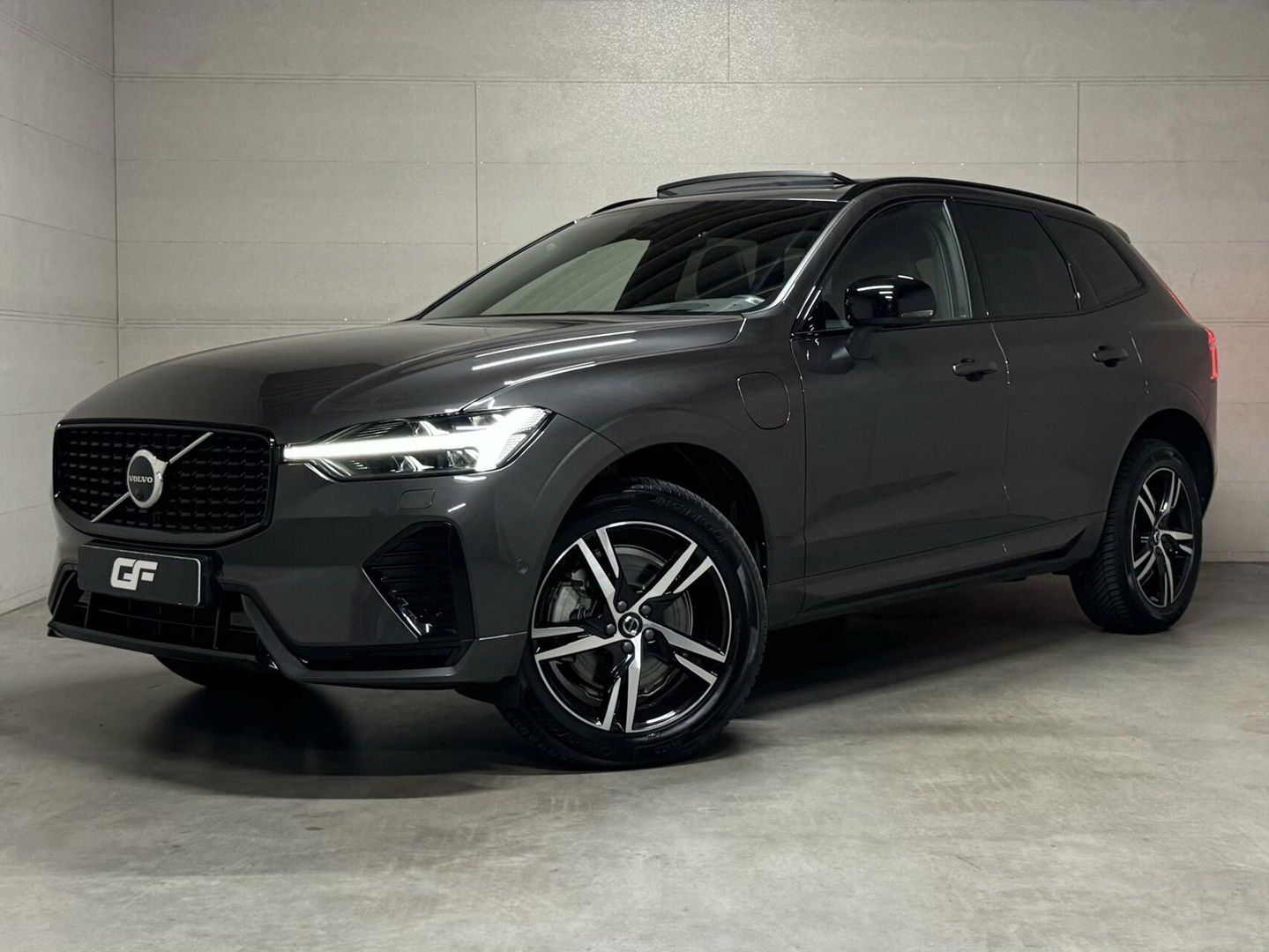 Volvo XC60 2.0 T6 Recharge AWD R-Design Pano Luchtvering H/K 360° Trekh. NAP