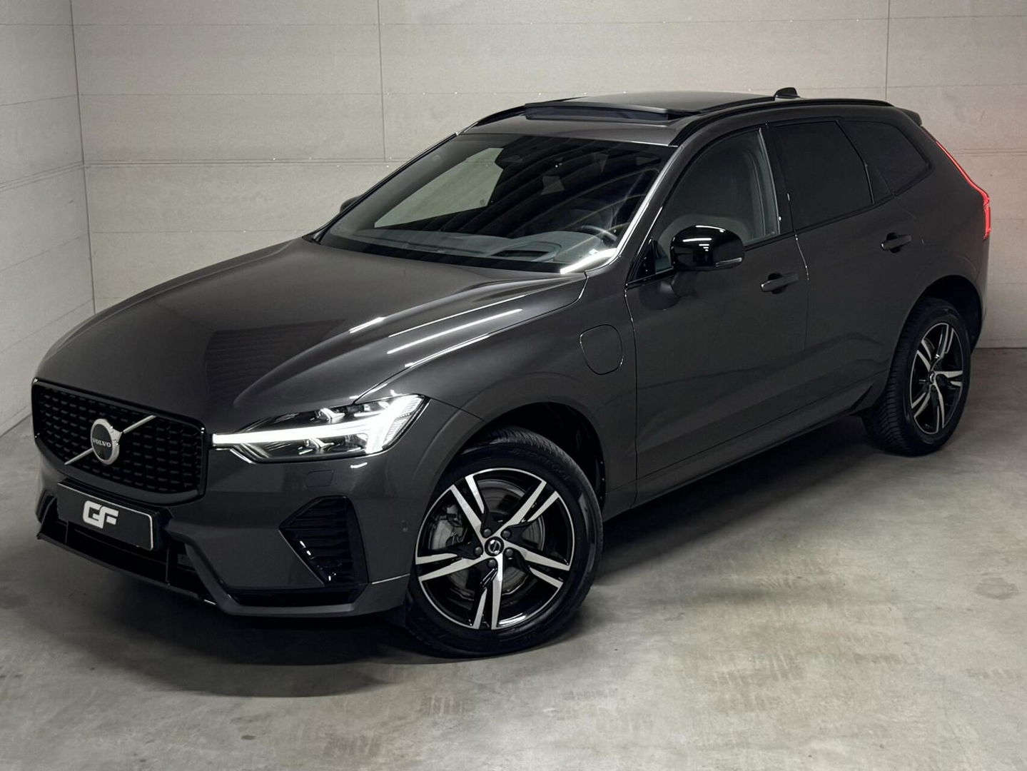 Volvo XC60 2.0 T6 Recharge AWD R-Design Pano Luchtvering H/K 360° Trekh. NAP