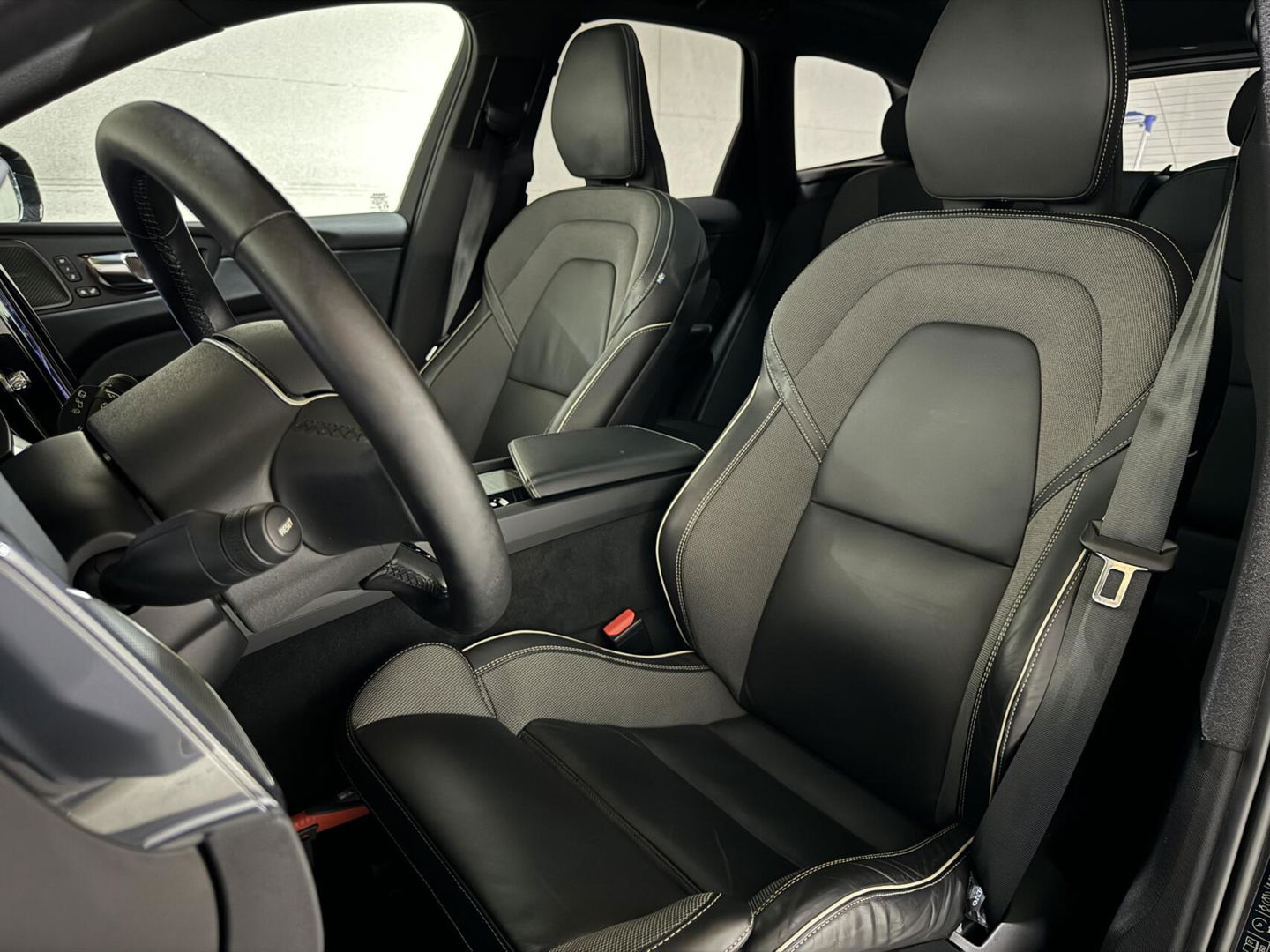 Volvo XC60 2.0 T6 Recharge AWD R-Design Pano Luchtvering H/K 360° Trekh. NAP