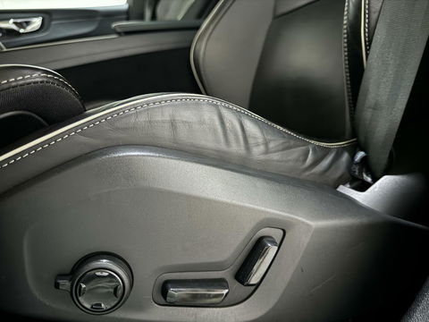 Volvo XC60 2.0 T6 Recharge AWD R-Design Pano Luchtvering H/K 360° Trekh. NAP