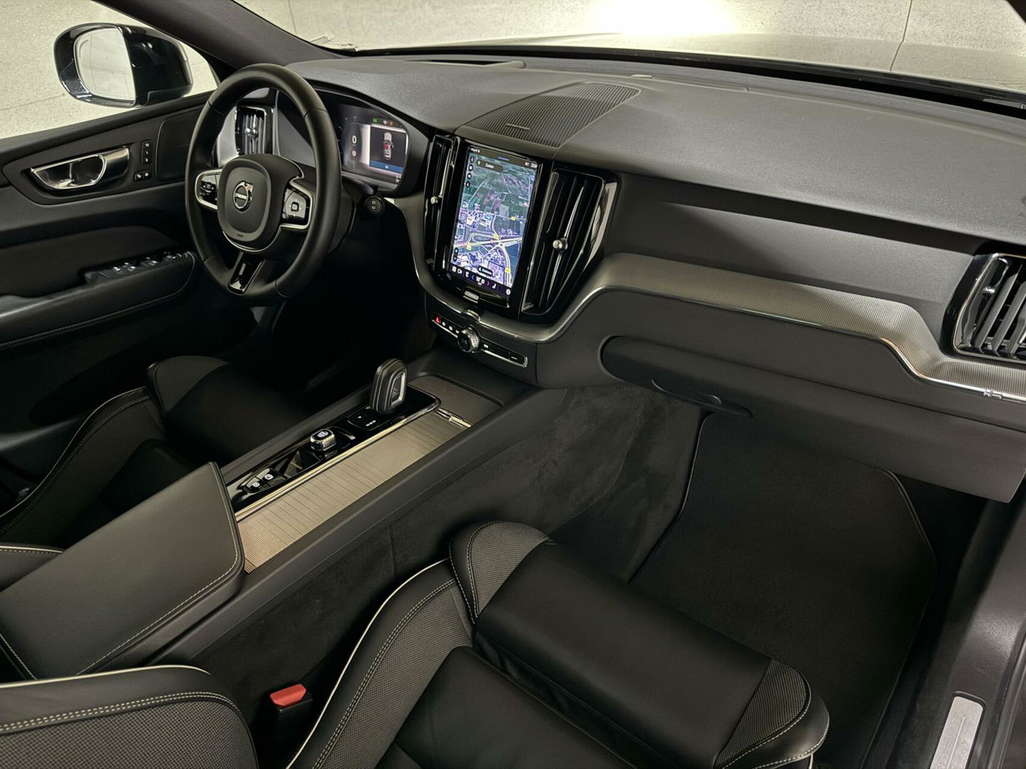 Volvo XC60 2.0 T6 Recharge AWD R-Design Pano Luchtvering H/K 360° Trekh. NAP