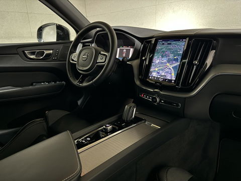 Volvo XC60 2.0 T6 Recharge AWD R-Design Pano Luchtvering H/K 360° Trekh. NAP