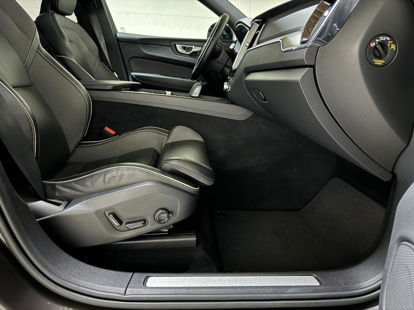 Volvo XC60 2.0 T6 Recharge AWD R-Design Pano Luchtvering H/K 360° Trekh. NAP