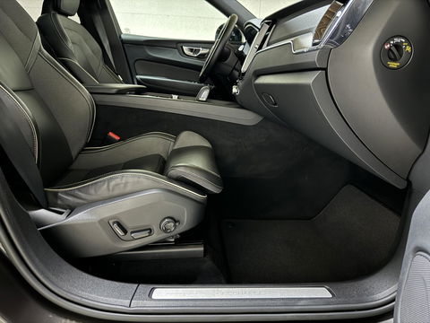 Volvo XC60 2.0 T6 Recharge AWD R-Design Pano Luchtvering H/K 360° Trekh. NAP