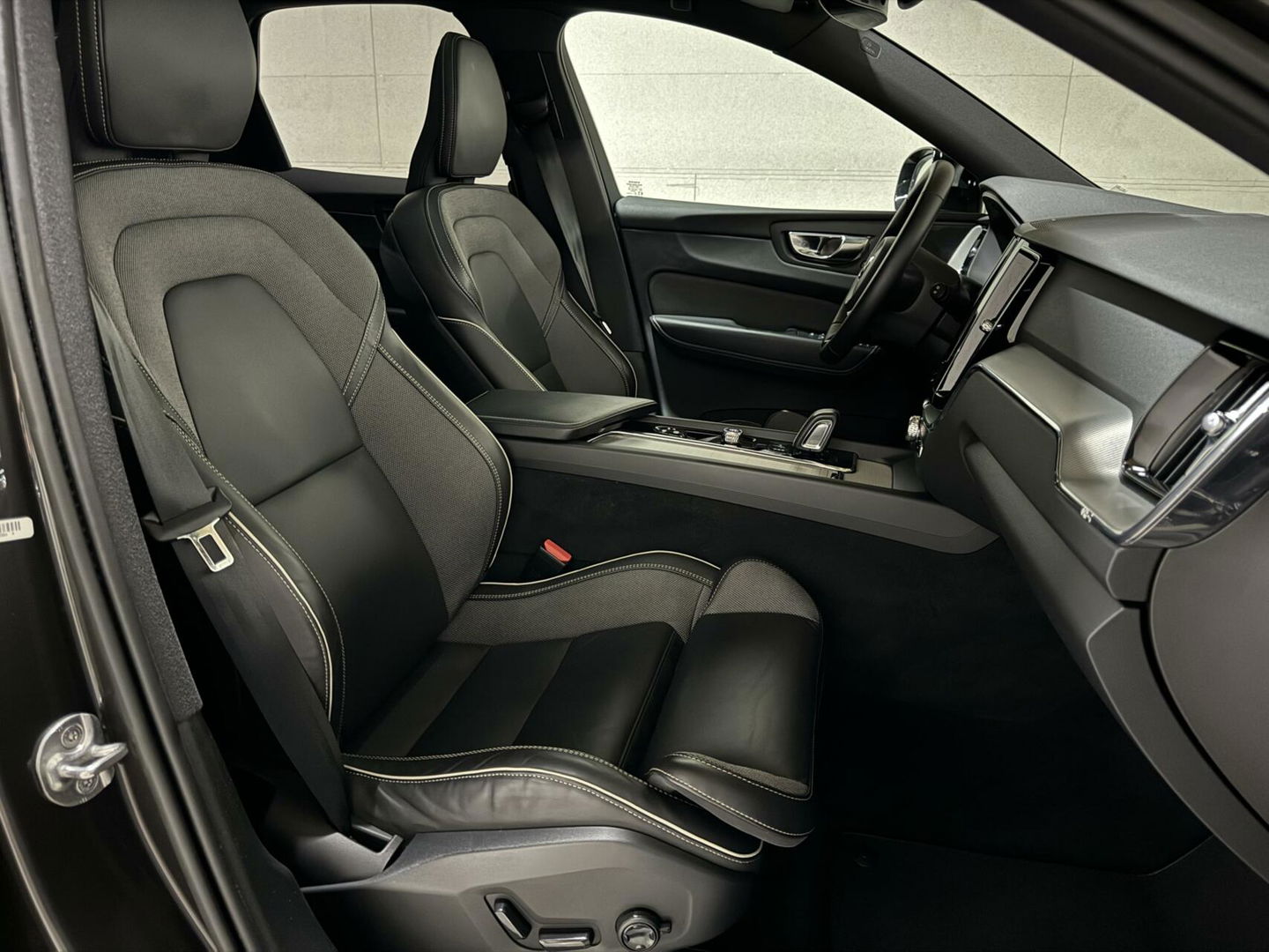 Volvo XC60 2.0 T6 Recharge AWD R-Design Pano Luchtvering H/K 360° Trekh. NAP