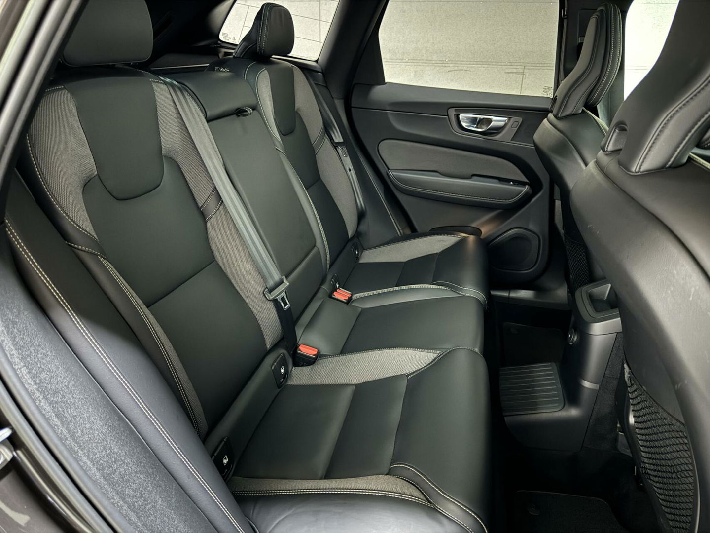 Volvo XC60 2.0 T6 Recharge AWD R-Design Pano Luchtvering H/K 360° Trekh. NAP