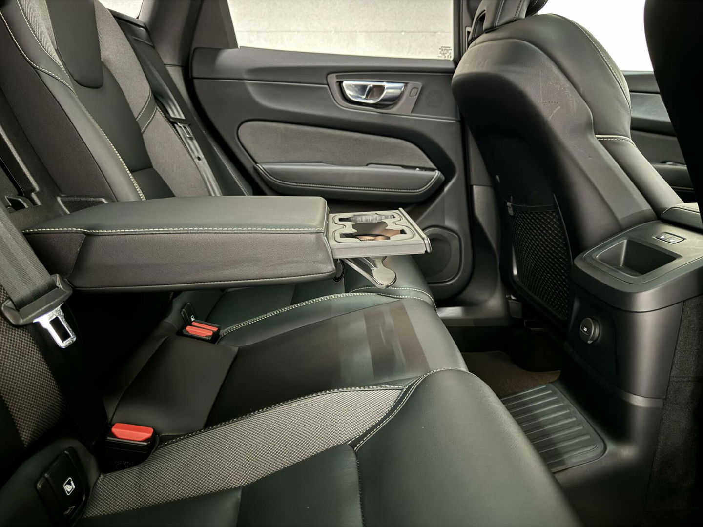 Volvo XC60 2.0 T6 Recharge AWD R-Design Pano Luchtvering H/K 360° Trekh. NAP