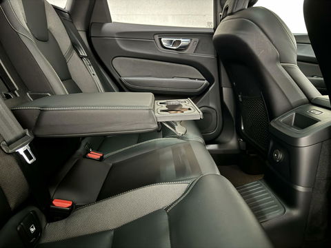 Volvo XC60 2.0 T6 Recharge AWD R-Design Pano Luchtvering H/K 360° Trekh. NAP