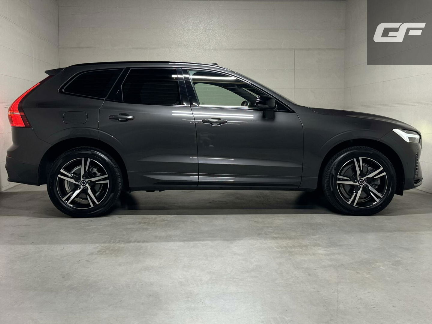 Volvo XC60 2.0 T6 Recharge AWD R-Design Pano Luchtvering H/K 360° Trekh. NAP