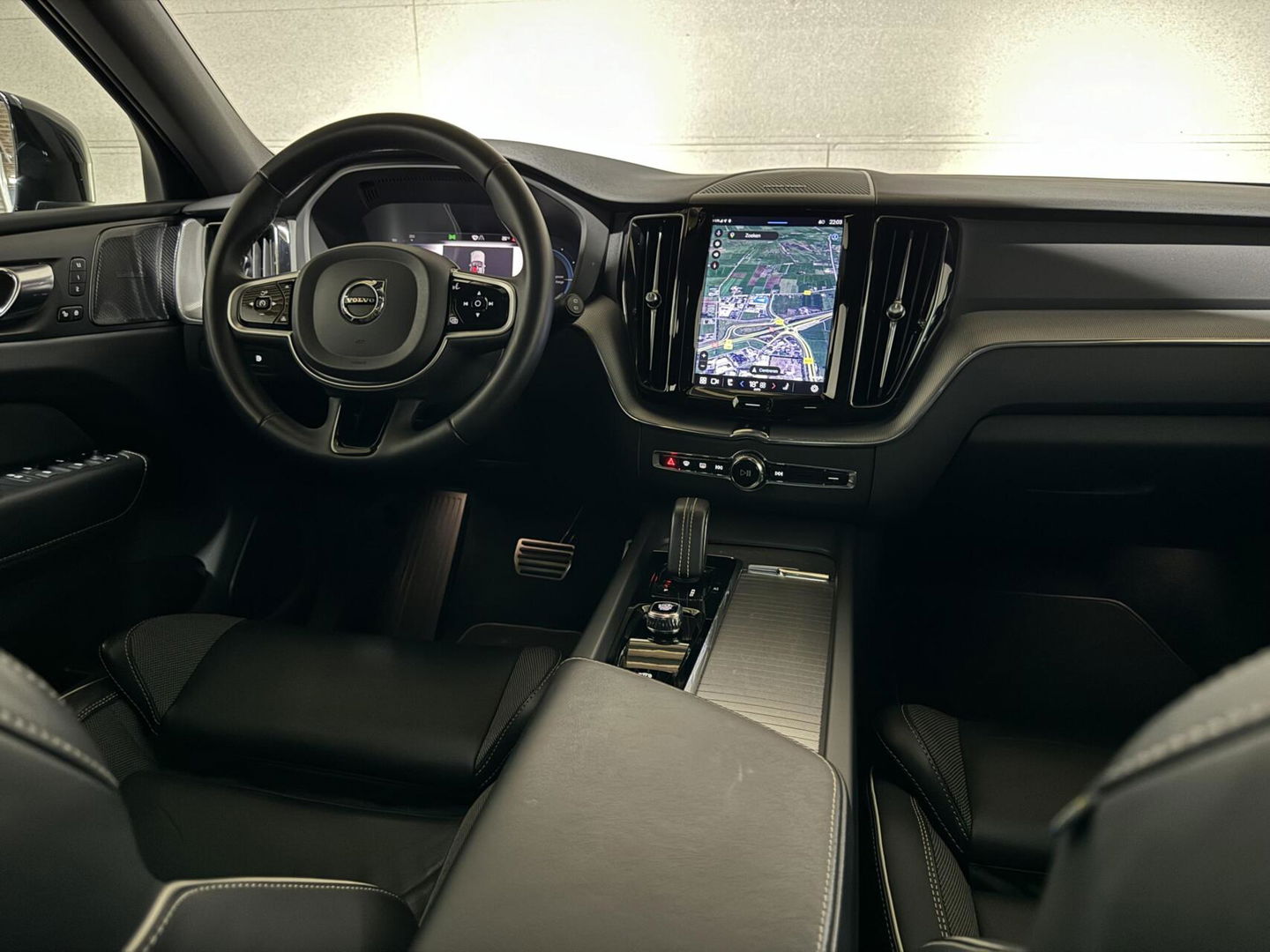 Volvo XC60 2.0 T6 Recharge AWD R-Design Pano Luchtvering H/K 360° Trekh. NAP