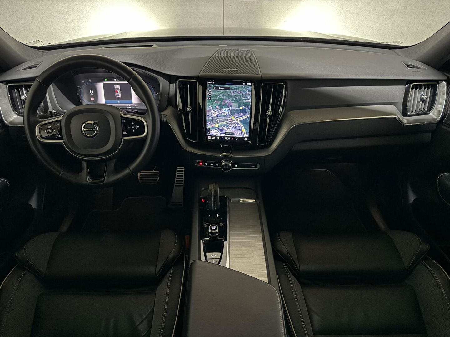 Volvo XC60 2.0 T6 Recharge AWD R-Design Pano Luchtvering H/K 360° Trekh. NAP