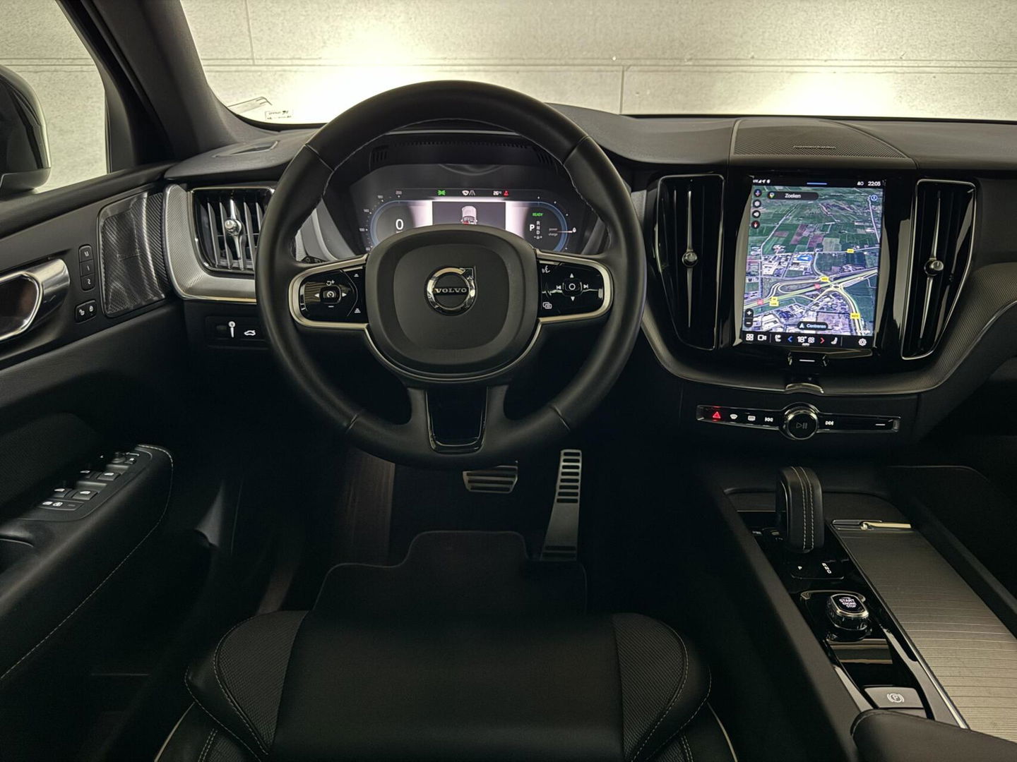 Volvo XC60 2.0 T6 Recharge AWD R-Design Pano Luchtvering H/K 360° Trekh. NAP