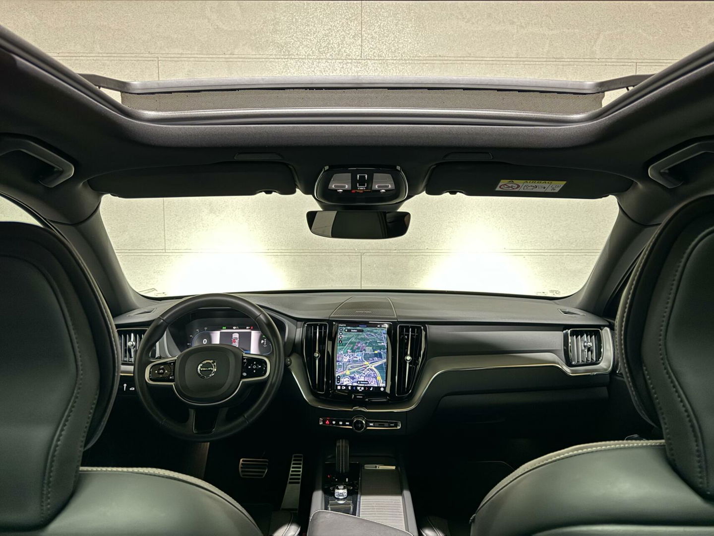 Volvo XC60 2.0 T6 Recharge AWD R-Design Pano Luchtvering H/K 360° Trekh. NAP