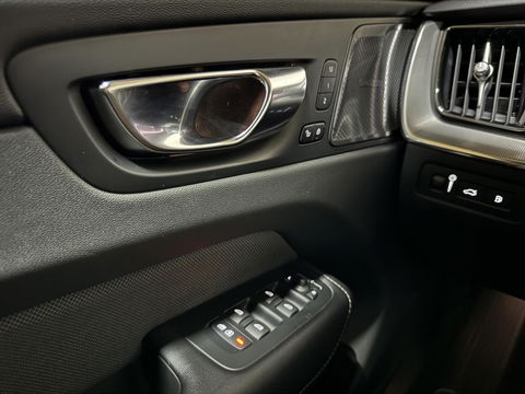 Volvo XC60 2.0 T6 Recharge AWD R-Design Pano Luchtvering H/K 360° Trekh. NAP