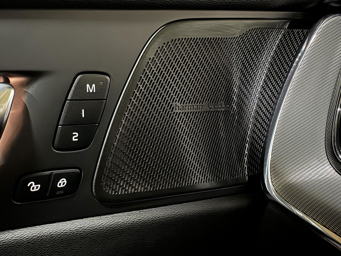 Volvo XC60 2.0 T6 Recharge AWD R-Design Pano Luchtvering H/K 360° Trekh. NAP