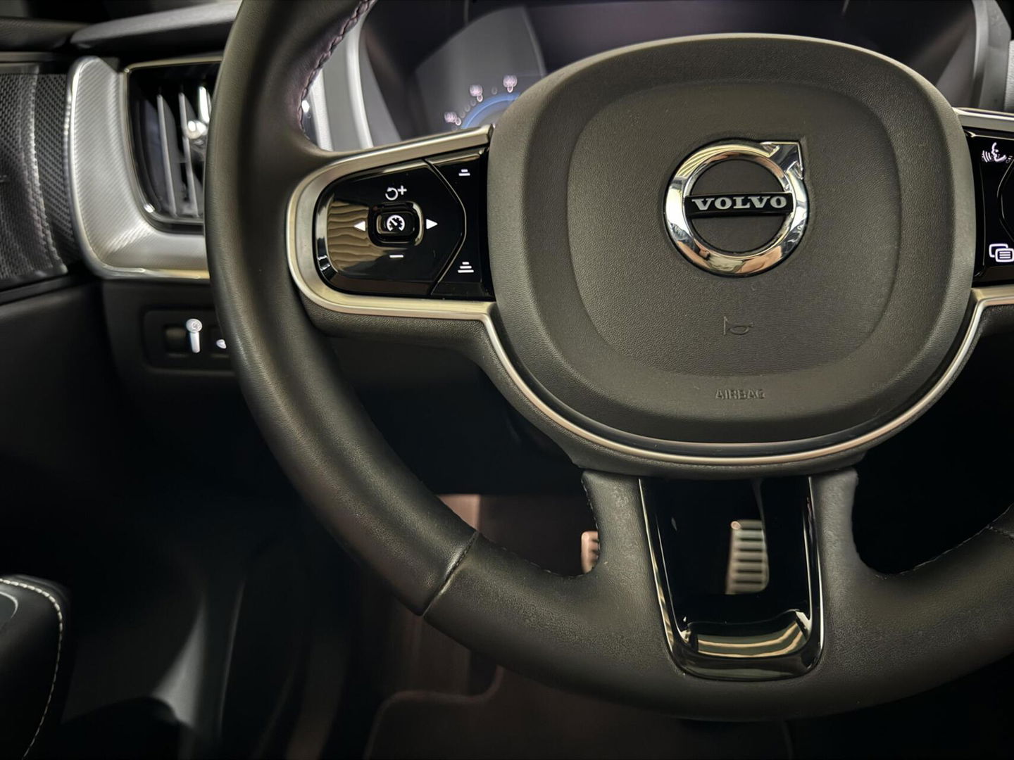 Volvo XC60 2.0 T6 Recharge AWD R-Design Pano Luchtvering H/K 360° Trekh. NAP