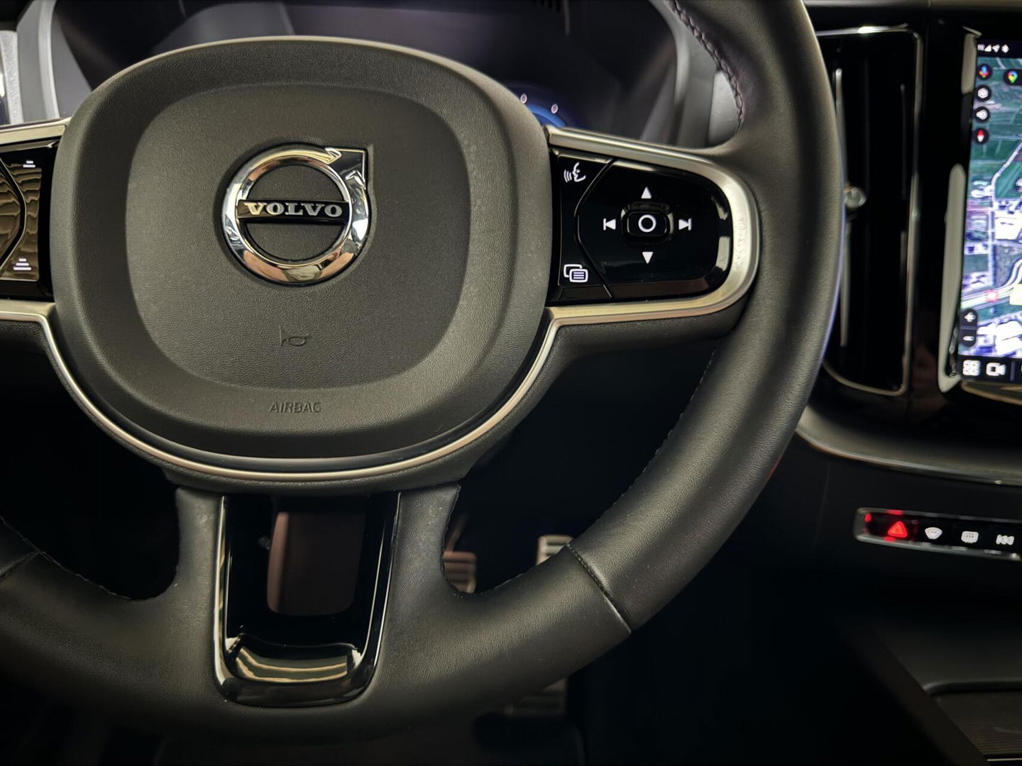 Volvo XC60 2.0 T6 Recharge AWD R-Design Pano Luchtvering H/K 360° Trekh. NAP