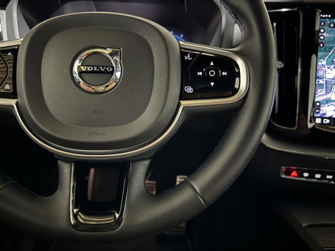 Volvo XC60 2.0 T6 Recharge AWD R-Design Pano Luchtvering H/K 360° Trekh. NAP