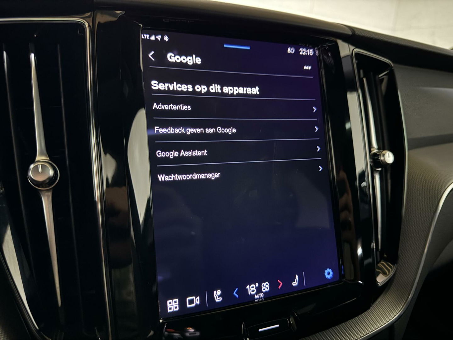 Volvo XC60 2.0 T6 Recharge AWD R-Design Pano Luchtvering H/K 360° Trekh. NAP