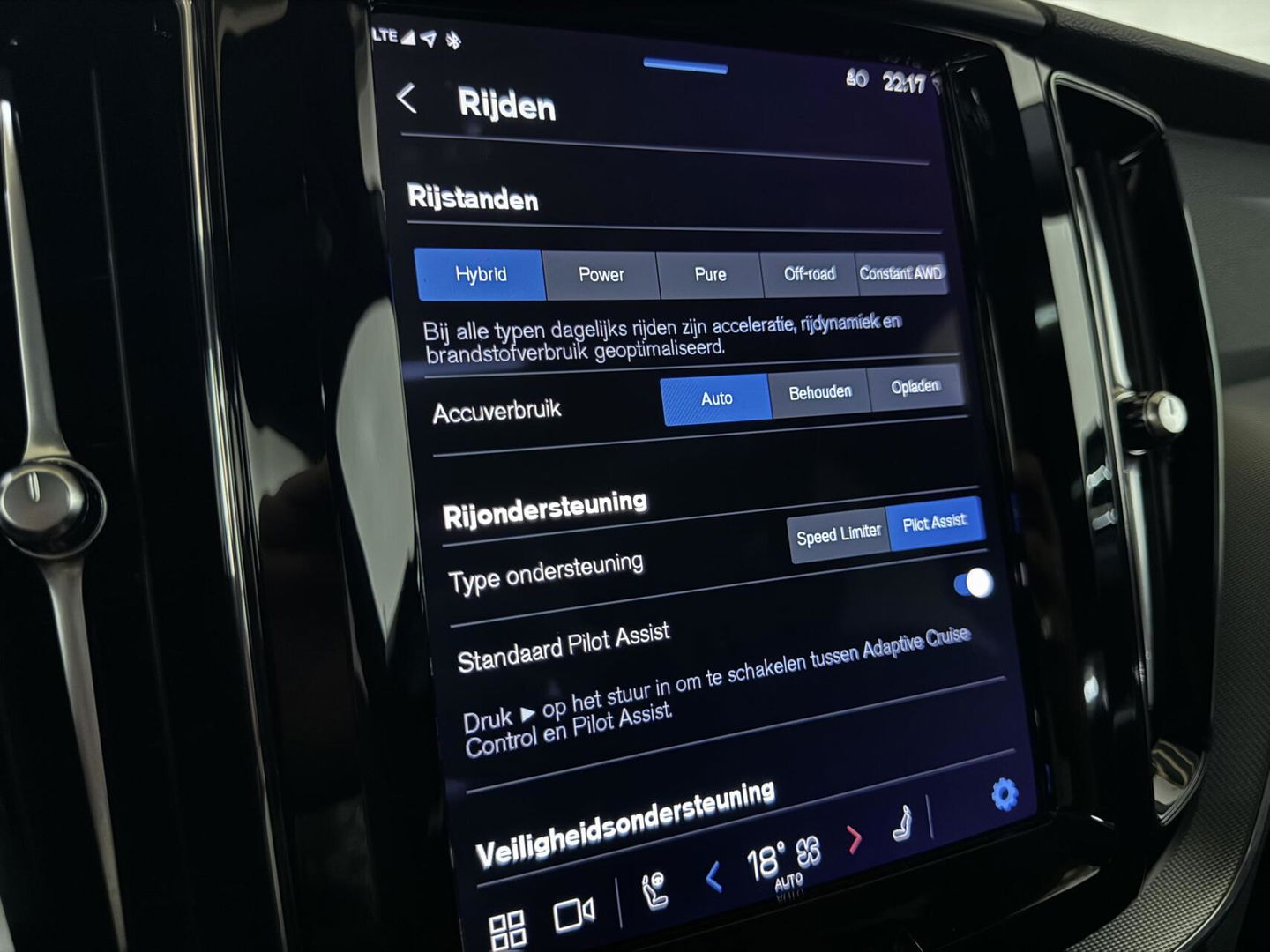 Volvo XC60 2.0 T6 Recharge AWD R-Design Pano Luchtvering H/K 360° Trekh. NAP