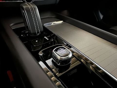 Volvo XC60 2.0 T6 Recharge AWD R-Design Pano Luchtvering H/K 360° Trekh. NAP