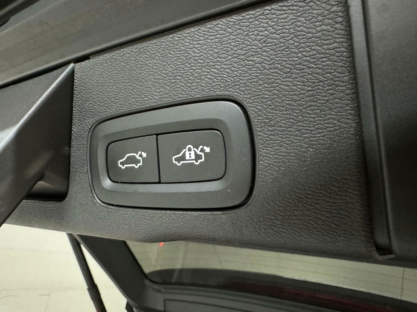 Volvo XC60 2.0 T6 Recharge AWD R-Design Pano Luchtvering H/K 360° Trekh. NAP