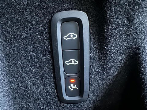 Volvo XC60 2.0 T6 Recharge AWD R-Design Pano Luchtvering H/K 360° Trekh. NAP