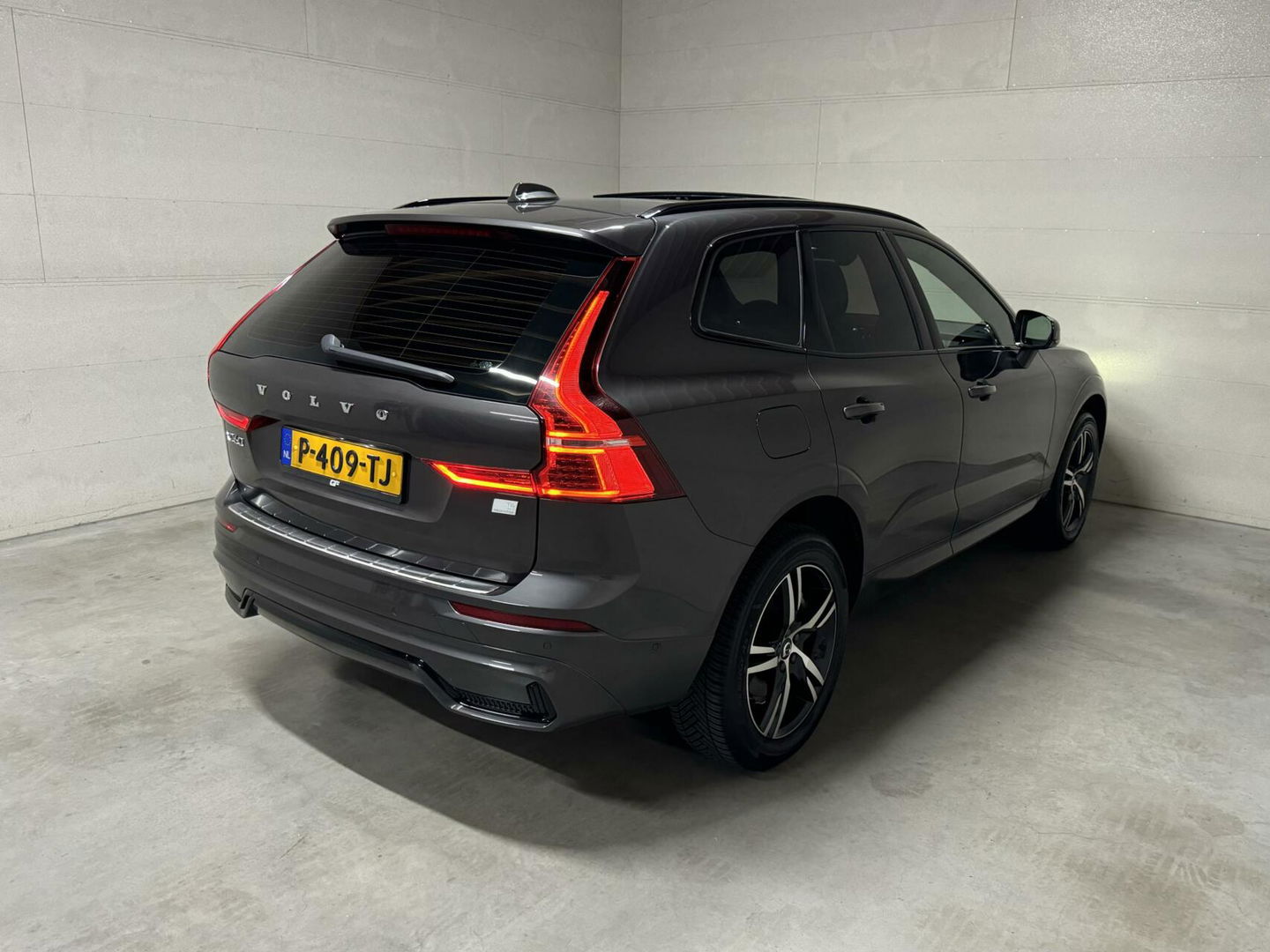Volvo XC60 2.0 T6 Recharge AWD R-Design Pano Luchtvering H/K 360° Trekh. NAP