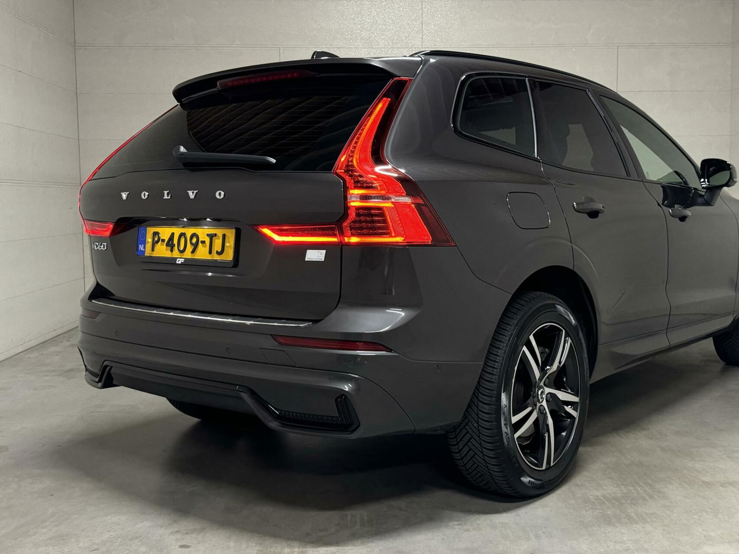 Volvo XC60 2.0 T6 Recharge AWD R-Design Pano Luchtvering H/K 360° Trekh. NAP